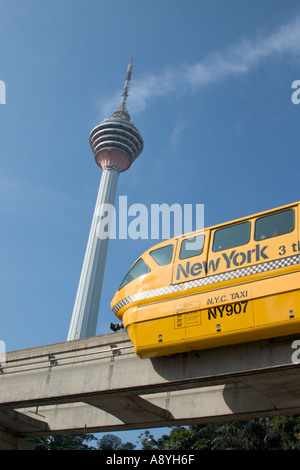 La tour Menara KL Kuala Lumpur Malaisie utilisés pour les télécommunications avec le train l'avant-plan Banque D'Images