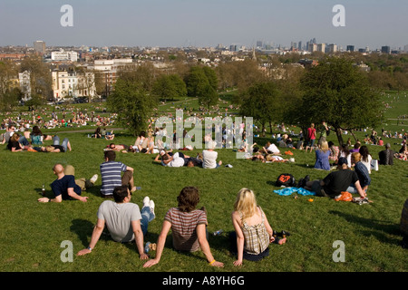 Les personnes bénéficiant de soir vue de Primrose Hill - Londres Banque D'Images