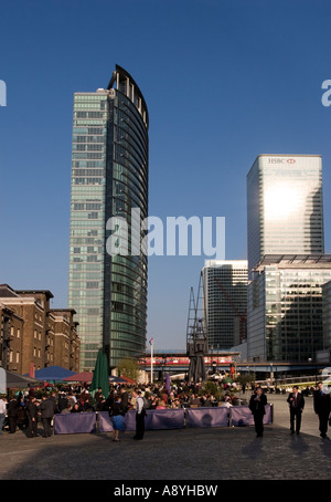 Les employés de bureau se détendre, Canary Wharf Banque D'Images