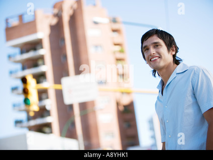 Jeune homme en milieu urbain Banque D'Images