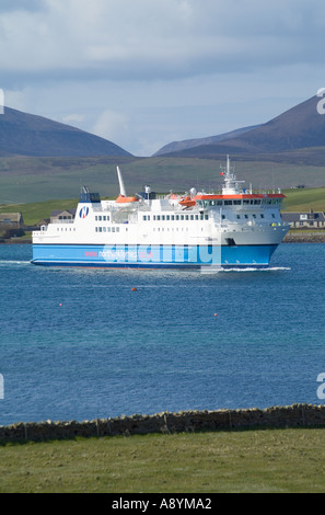 Dh MV Hamnavoe ORKNEY STROMNESS Northlink ferries ferry entrant dans le port de Stromness Hamnavoe Banque D'Images