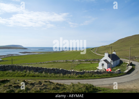 Dh ROUSAY Fishermans ORKNEY croft blanc cottage country road Eynhallow Sound Banque D'Images