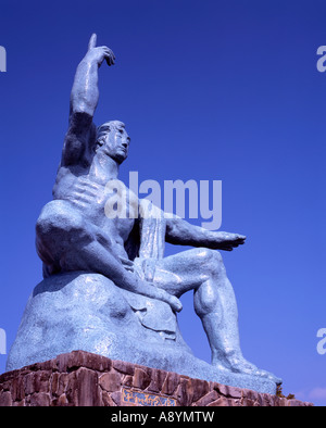 10 mètres de haut de la Statue de la paix créé par le sculpteur Seiboi Kitamura dans Nagasaki Peace Park Banque D'Images