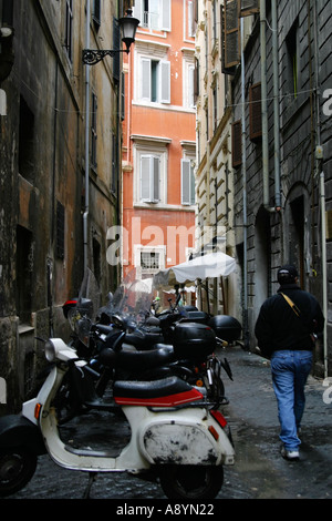 Sur le côté de l'homme dans la rue Italie bordée de scooters Banque D'Images