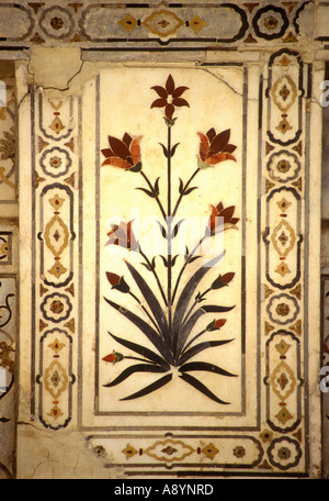 Une belle fleur de lotus design incrusté de marbre blanc à l'aide de pierre semi-précieuses Le Fort Rouge Agra Inde Banque D'Images