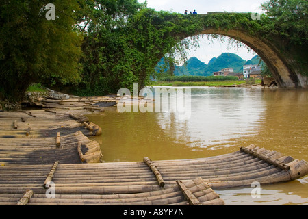 La rivière Yulong Au Vieux Pont, Yangshuo Dragon Guanxi Province, China Banque D'Images