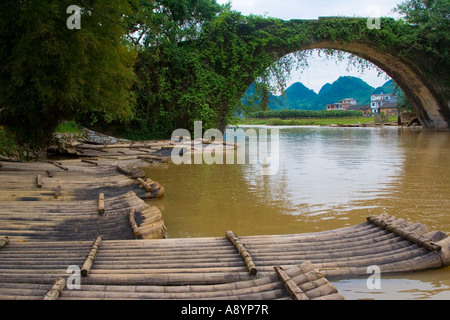 La rivière Yulong Au Vieux Pont du Dragon Chine Yangshuo Banque D'Images