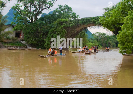 Radeau de touristes en vertu de l'ancienne rivière Yulong Dragon Bridge Yangshuo Chine Banque D'Images