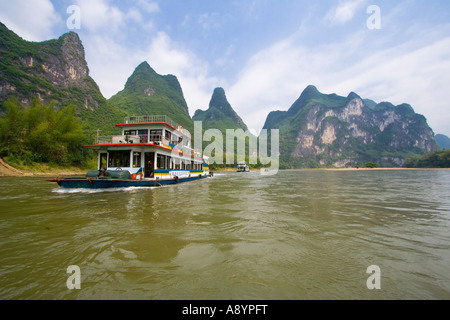 Traversier de passagers touristiques sur la rivière Li en Chine Banque D'Images