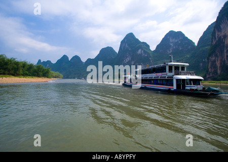 Traversier de passagers touristiques sur la rivière Li en Chine Banque D'Images