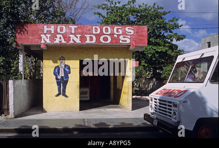 Hot dog bar et d'un van stationné sur la route à Cozumel mexique Banque D'Images