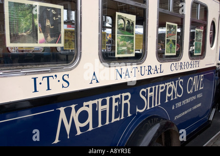 Une curiosité naturelle un vieux bus d'Asquith mère publicité Shiptons Cave Banque D'Images