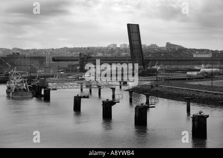 L'entrée du port de Boulogne France montrant soulevées bridge Banque D'Images