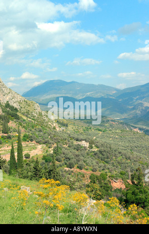 Vue panoramique du Mont Parnasse avec le sanctuaire d'Athena Grèce Delphi Banque D'Images