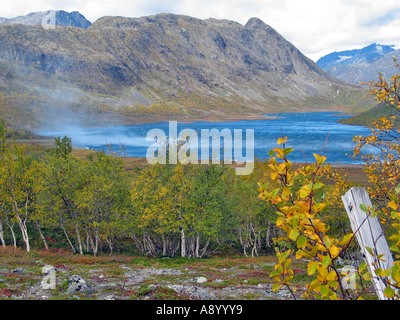 La lecture du vent au-dessus d'un lac pendant le tournage de Jotunheimen les saisons / l'été indien, la Norvège, Jotunheimen Banque D'Images