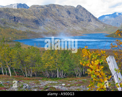 La lecture du vent au-dessus d'un lac pendant le tournage de Jotunheimen les saisons / l'été indien, la Norvège, Jotunheimen Banque D'Images