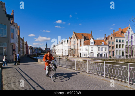 Grand angle de visualisation horizontal le long des maisons à pignons traditionnelle le long du canal de Bruges. Banque D'Images