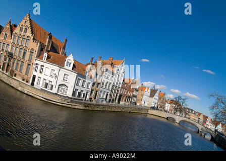 Grand angle de vue horizontal du canal à Carmersstraat et les immeubles à pignons traditionnels sur une journée ensoleillée. Banque D'Images