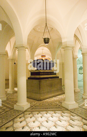 Tombe de Lord Horatio Nelson dans la crypte, sous le dôme de Saint Paul's Cathedral Londres Angleterre GO Banque D'Images