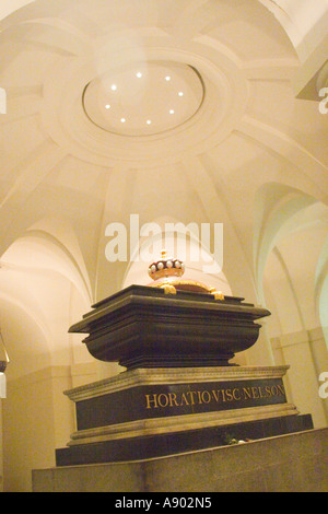 Tombe de Lord Horatio Nelson dans la crypte, sous le dôme de Saint Paul's Cathedral Londres Angleterre GO Banque D'Images