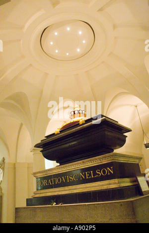 Tombe de Lord Horatio Nelson dans la crypte, sous le dôme de Saint Paul's Cathedral Londres Angleterre GO Banque D'Images