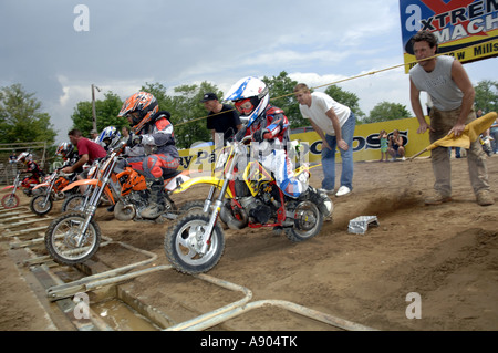 Englishtown NJ Raceway Park Motocross 8 ans Justin Cooper à ligne de départ pour 68 ans Peewee classe MX race Banque D'Images