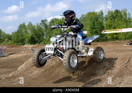 Englishtown, NJ. Raceway Park Quad racing Peewee de 8 à 10 ans classe Quad course. Banque D'Images