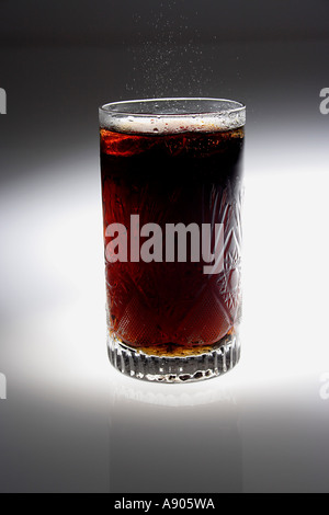 VDA77985 boisson froide dans un verre Coca Cola Coke Pepsi de frappe Banque D'Images