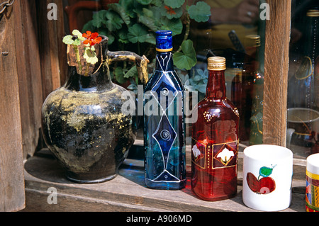 L'affichage des bouteilles en verre peint à la main, tasse et pot à l'extérieur de la boutique d'artisanat et cadeaux, Veliko Tarnovo, Bulgarie Banque D'Images