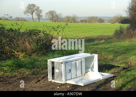 Les décharges sauvages de grands biens blanc réfrigérateur congélateur appareil électrique à côté de la route faisant l'objet d'un chemin de campagne en campagne agricole Essex England UK Banque D'Images