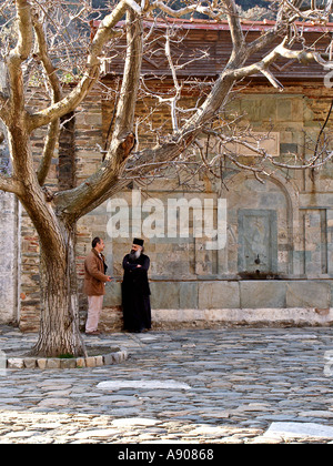 Visiteur de discuter avec moine en face du monastère Ibiron Xalkidiki à Athos en Grèce Banque D'Images