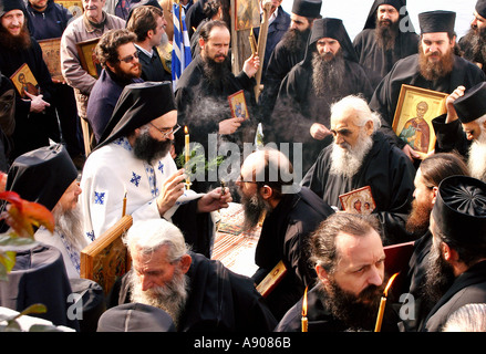 Les moines le jour suivant Pâques litanie au St Grigoriou monastère Agios Grigorios à Xalkidiki Athos en Grèce Banque D'Images