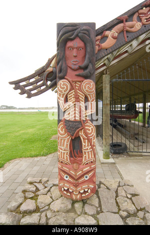 Nouvelle-zélande Mataatua Whakatane en canoë Canoë Waka chambre avec boiseries décorées Banque D'Images