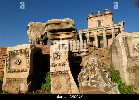 Rome Italie l'église baroque de San Lorenzo à Miranda et le Temple d'Antonin et Faustine dans le Forum Romain Banque D'Images