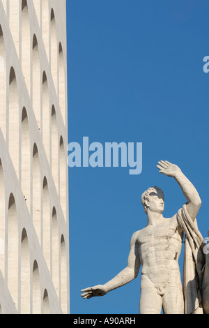 Rome. L'Italie. EUR. Palazzo della Civiltà Italiana aka Palazzo della Civiltà del Lavoro. Banque D'Images