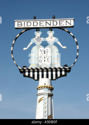 Village panneau vert représentant la femme Biddenham jumeaux siamois siamois et Mary Eliza Chulkhurst né 1100 Cranbrook Kent England UK Banque D'Images