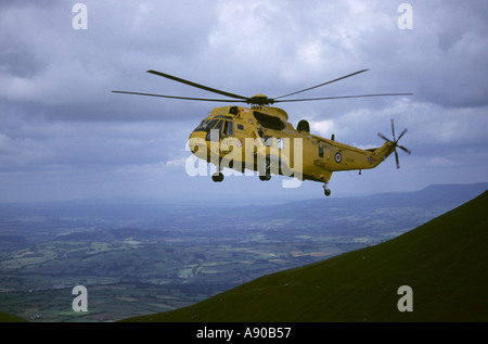 RAF HÉLICOPTÈRE DE SAUVETAGE volant au-dessus de Pen-y-fan, Brecon Beacons, Sud du Pays de Galles, Royaume-Uni Banque D'Images