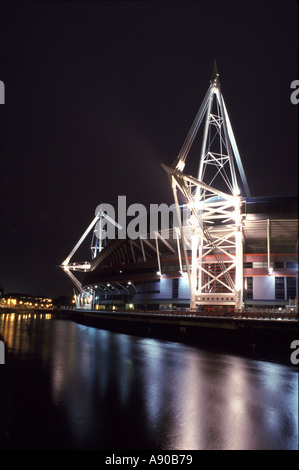 MILLENIUM STADIUM, Cardiff, Pays de Galles, Royaume-Uni la nuit Banque D'Images