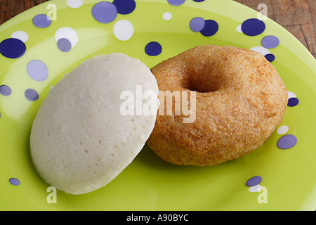 Collation indienne frit AMA sans les couleurs sur une assiette jaune Banque D'Images