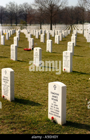 Des pierres tombales sont morts à la guerre de l'Iraq à l'Arlington National Cemetery à Arlington Banque D'Images