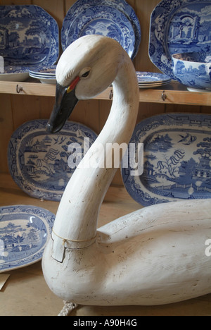 USA Maryland Eastern Shore Rock Hall un cygne decoy et plaques bleu à Londres s Antique Shop St Michaels Banque D'Images