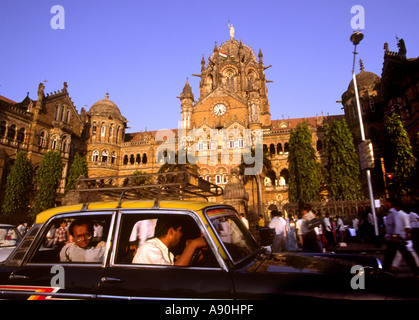 L'Inde Maharashtra Mumbai Bombay taxi gare terminus Victoria CTT et passager Banque D'Images
