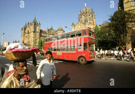 L'Inde Maharashtra Mumbai Bombay le trafic au terminus ferroviaire Victoria CTT Banque D'Images