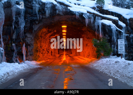 Glaçon lumineux rouge orange tunnel parking couvert à Yosemite National Park Banque D'Images