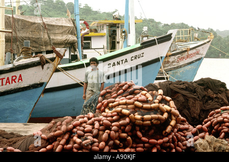 Inde Goa Panaji homme tendant les filets de pêche et bateaux Banque D'Images