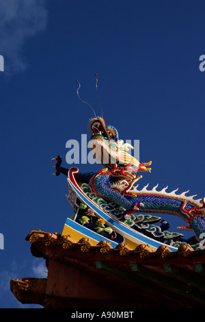 Sculpture dragon chinois sur le toit du temple Banque D'Images