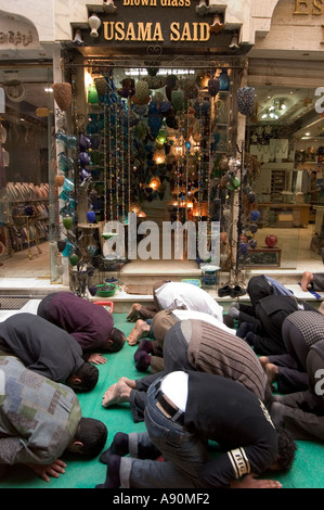 Les fidèles à genoux pour la prière scène de rue Le Caire islamique Le Caire Egypte Afrique du Nord Banque D'Images
