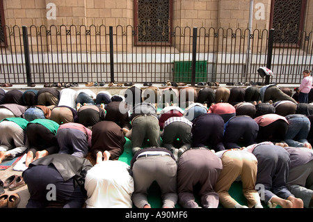 Les fidèles à genoux pour la prière scène de rue Le Caire islamique Le Caire Egypte Afrique du Nord Banque D'Images