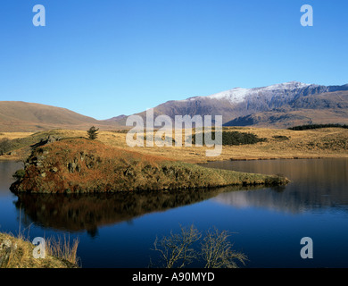 RHYD DDU GWYNEDD AU NORD DU PAYS DE GALLES UK Janvier à l'ensemble de Llyn y dywarchen avec la neige couverts Snowdon Mountain en arrière-plan Banque D'Images