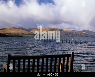 WEST DUMBARTONSHIRE BALLOCH ECOSSE UK Février à l'intermédiaire d'un banc en bois, sur le Loch Lomond Banque D'Images